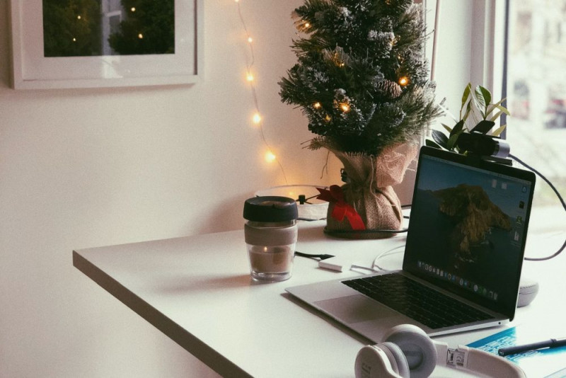 Koniec z banalnymi prezentami – firmy stawiają na realne wsparcie pracowników